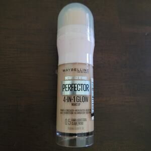 Maybelline Instant Age Rewind Perfector 4-IN-1 Glow Makeup 0.5 Fair-Light Cool✨️